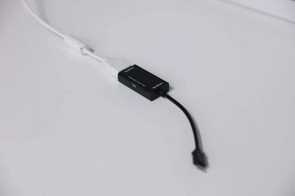 Các cổng liên kết như HDMI giúp liên kết với thiết bị khác dễ dàng
