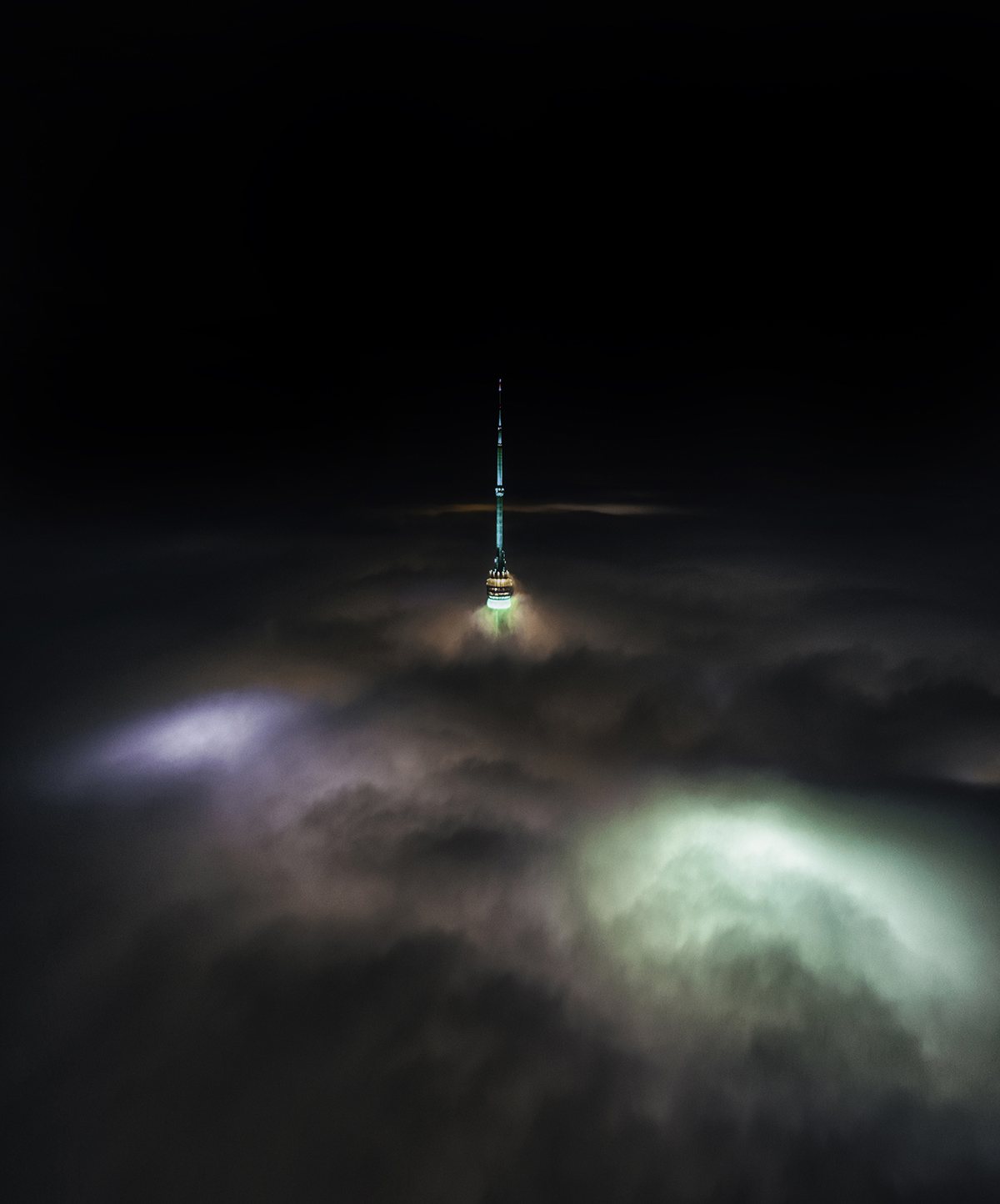 Tháp CN trên mây. Một bức ảnh nhận được đăng ký từ Transport Canada