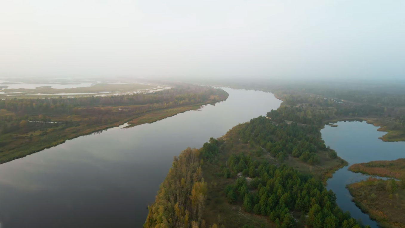 Quang cảnh sông Priyat được quay bởi flycam DJI Mavic Air 2