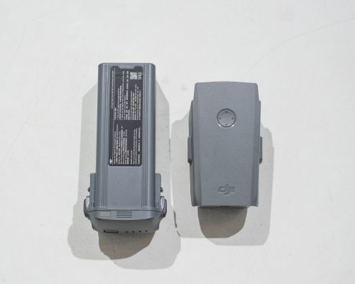 Pin của DJI Air 3 (trái) và pin của DJI Air 2S (phải)