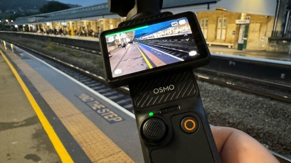 DJI Osmo Pocket 3 được trang bị màn hình cảm ứng OLED 2 inch