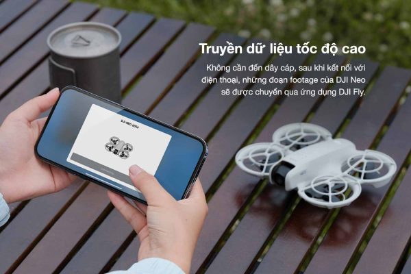 DJI Neo có thể trực tiếp truyền dữ liệu sang điện thoại của bạn thông qua kết nối Wi-Fi.